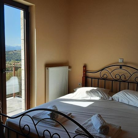 Τα Πέτρινα Στο Σκεπαστό Villa กาลาวริตา ภายนอก รูปภาพ