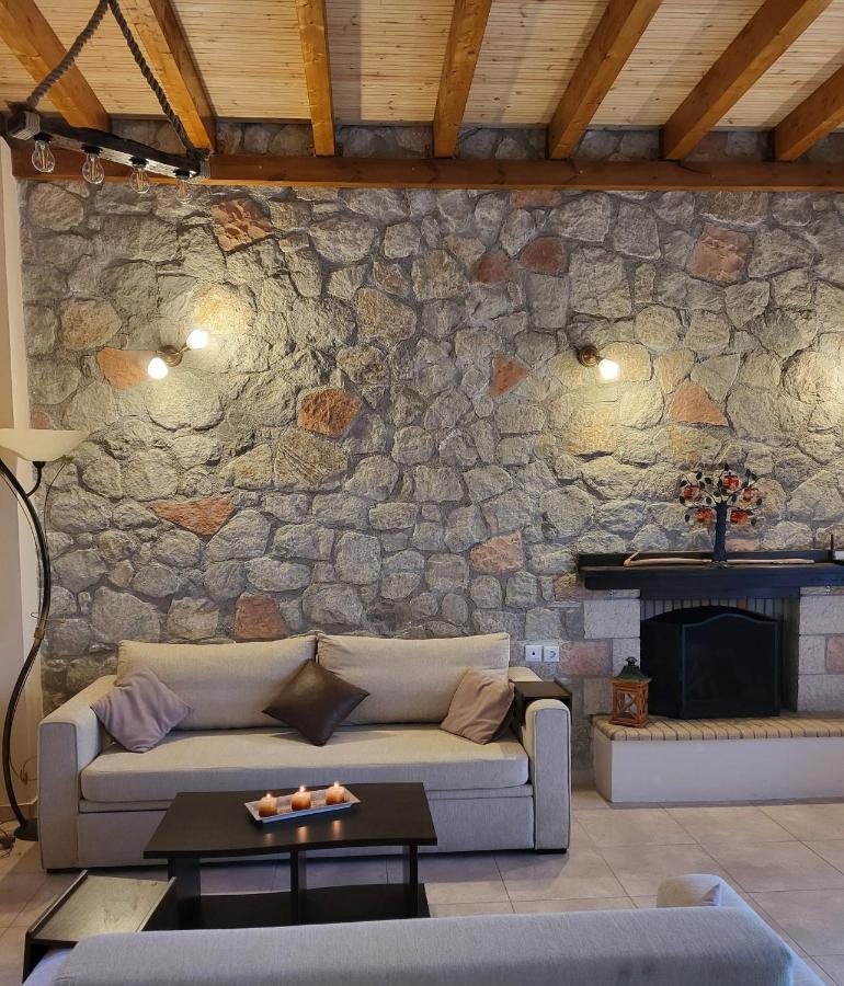 Τα Πέτρινα Στο Σκεπαστό Villa กาลาวริตา ภายนอก รูปภาพ
