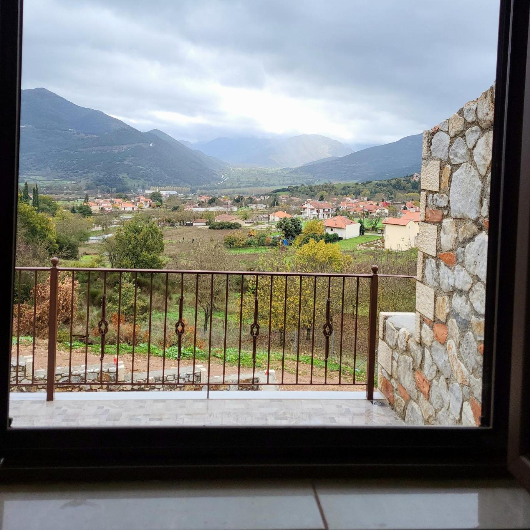 Τα Πέτρινα Στο Σκεπαστό Villa กาลาวริตา ภายนอก รูปภาพ