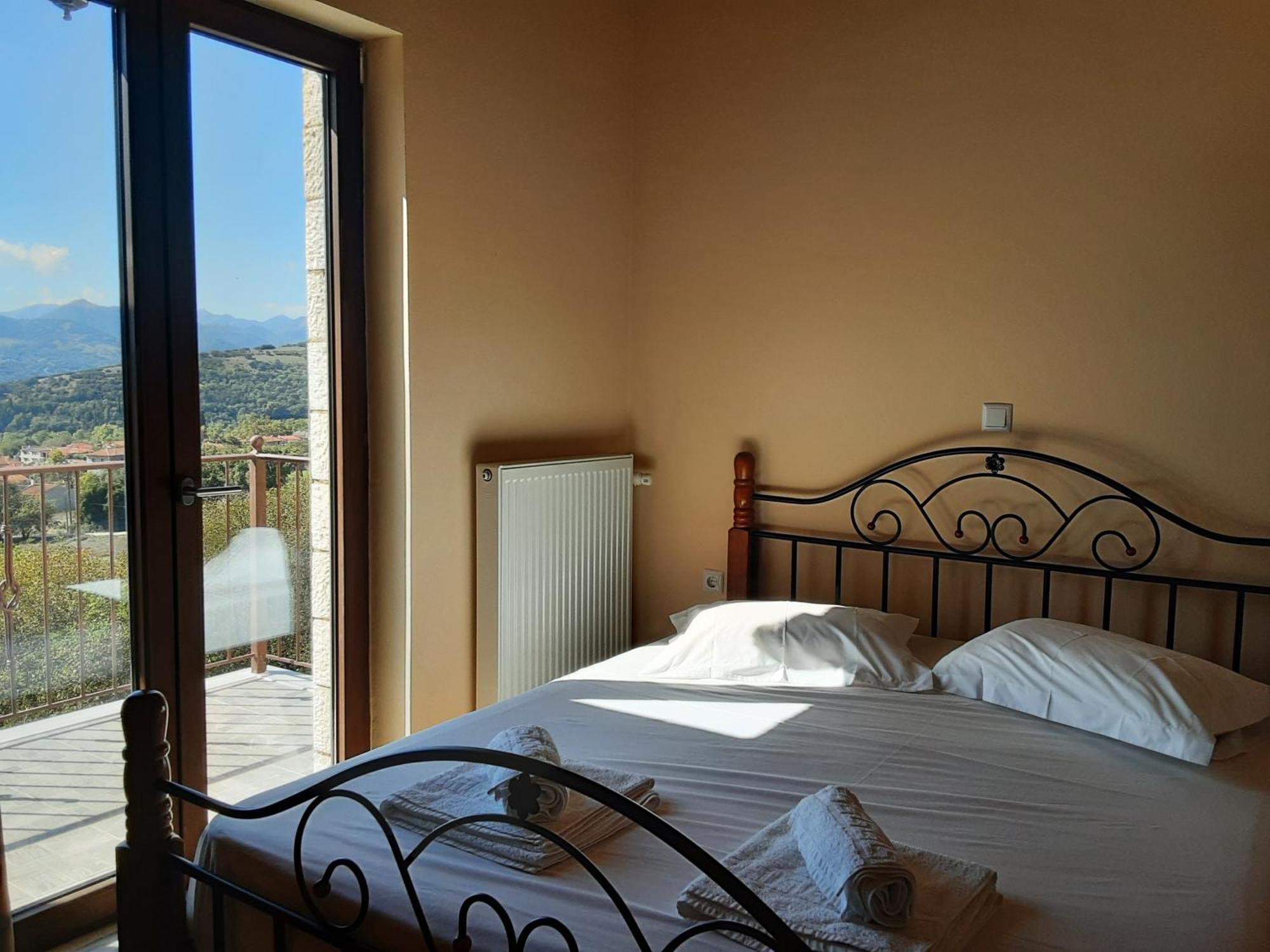 Τα Πέτρινα Στο Σκεπαστό Villa กาลาวริตา ภายนอก รูปภาพ